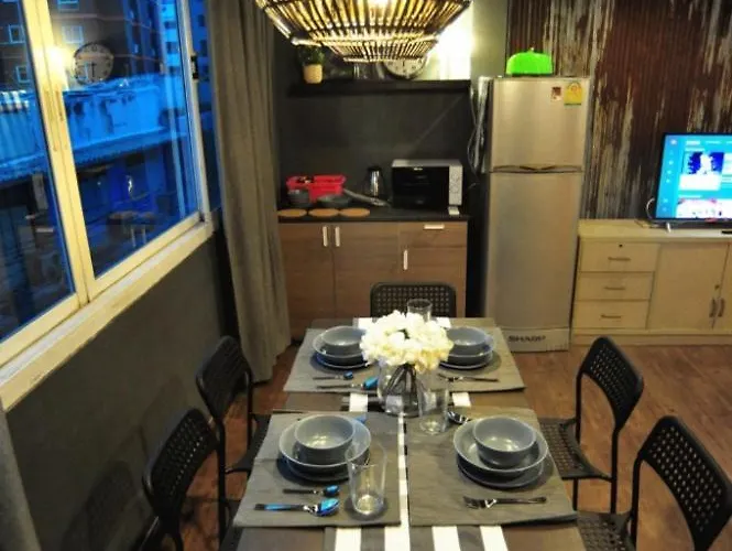 Апартаменты Tuk Tuk House 250m From Mrt Sirikit